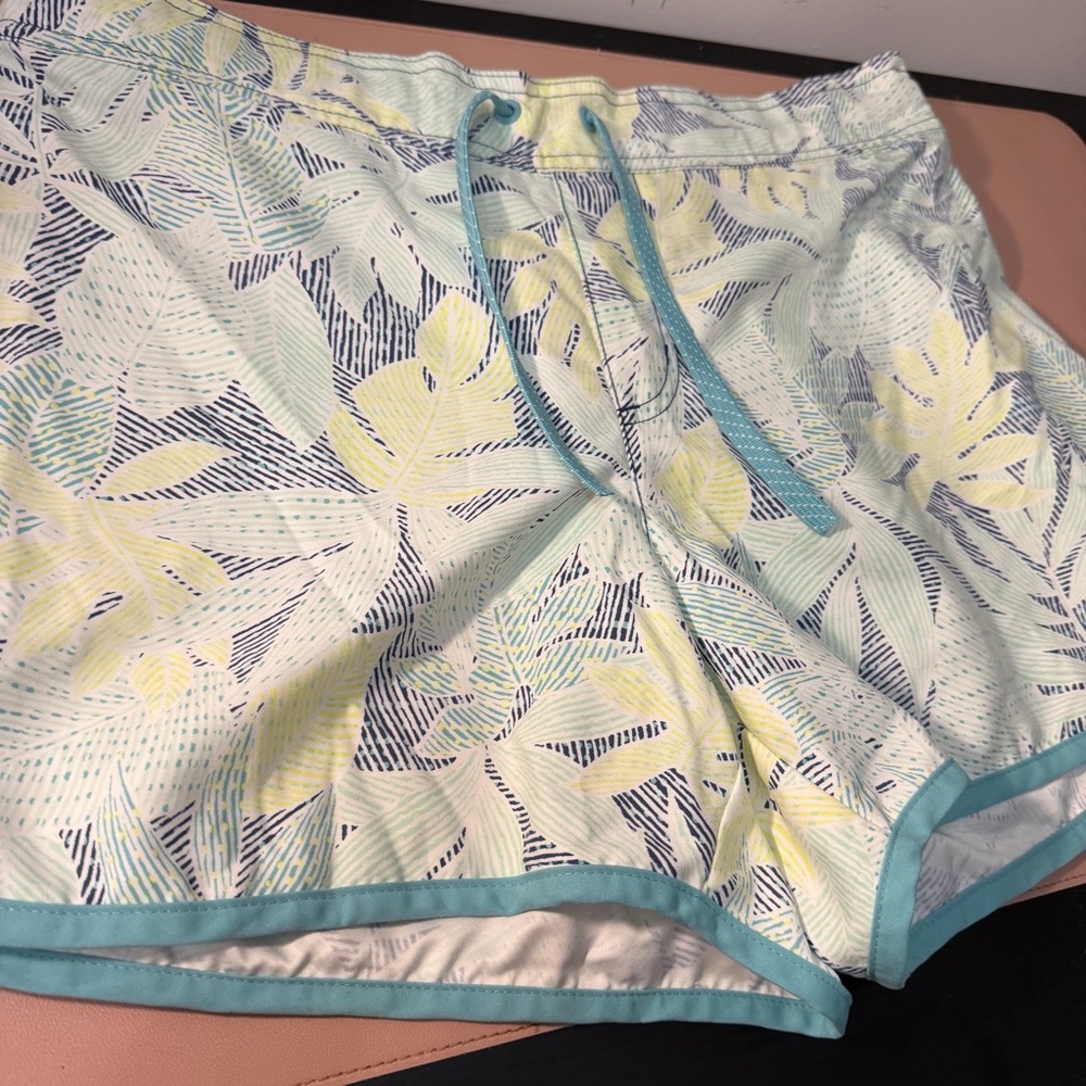 Columbia PFG Tidal Women’s Shorts Size L White Tropical UPF 50 Preppy Outdoor